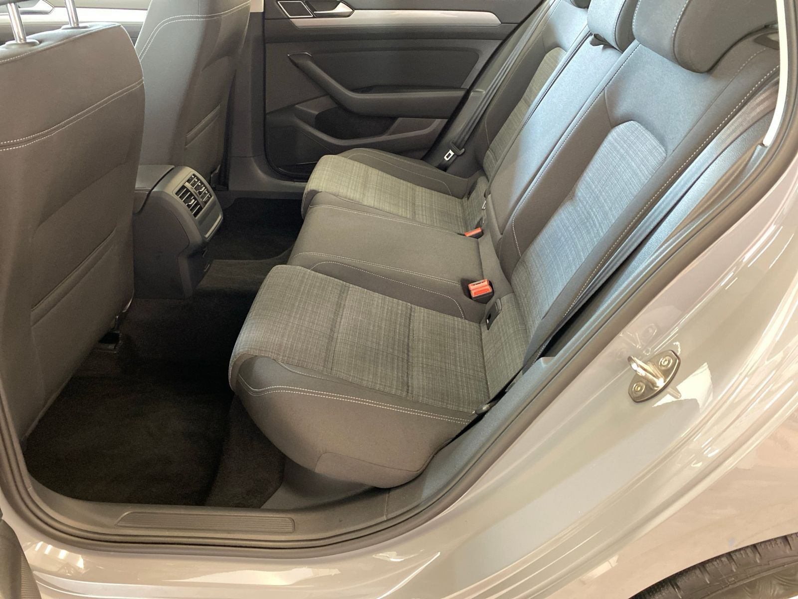 Volkswagen Passat Variant 1.5 TSI Business - Samsaru's Car Outlet