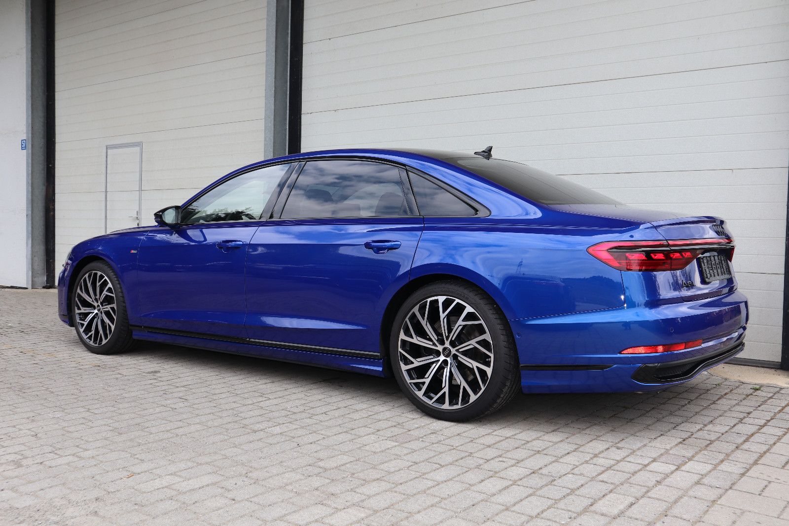 Audi A8L 60 TFSI V8 qu lang exclusive - Samsaru's Car Outlet