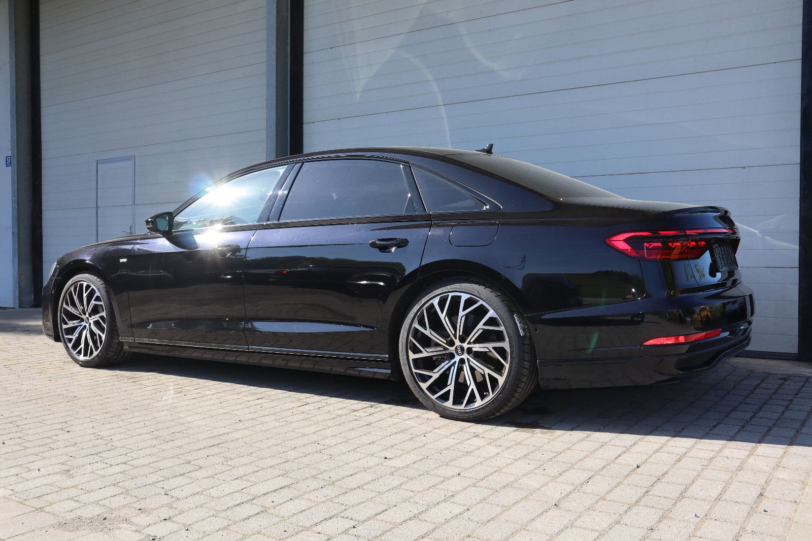 Audi A8L 60 TFSIe lang exclusive M.25/BLACK-P./S-LINE" → "Audi A8L 60 TFSIe lang exclusive S-LINE - Samsaru's Car Outlet