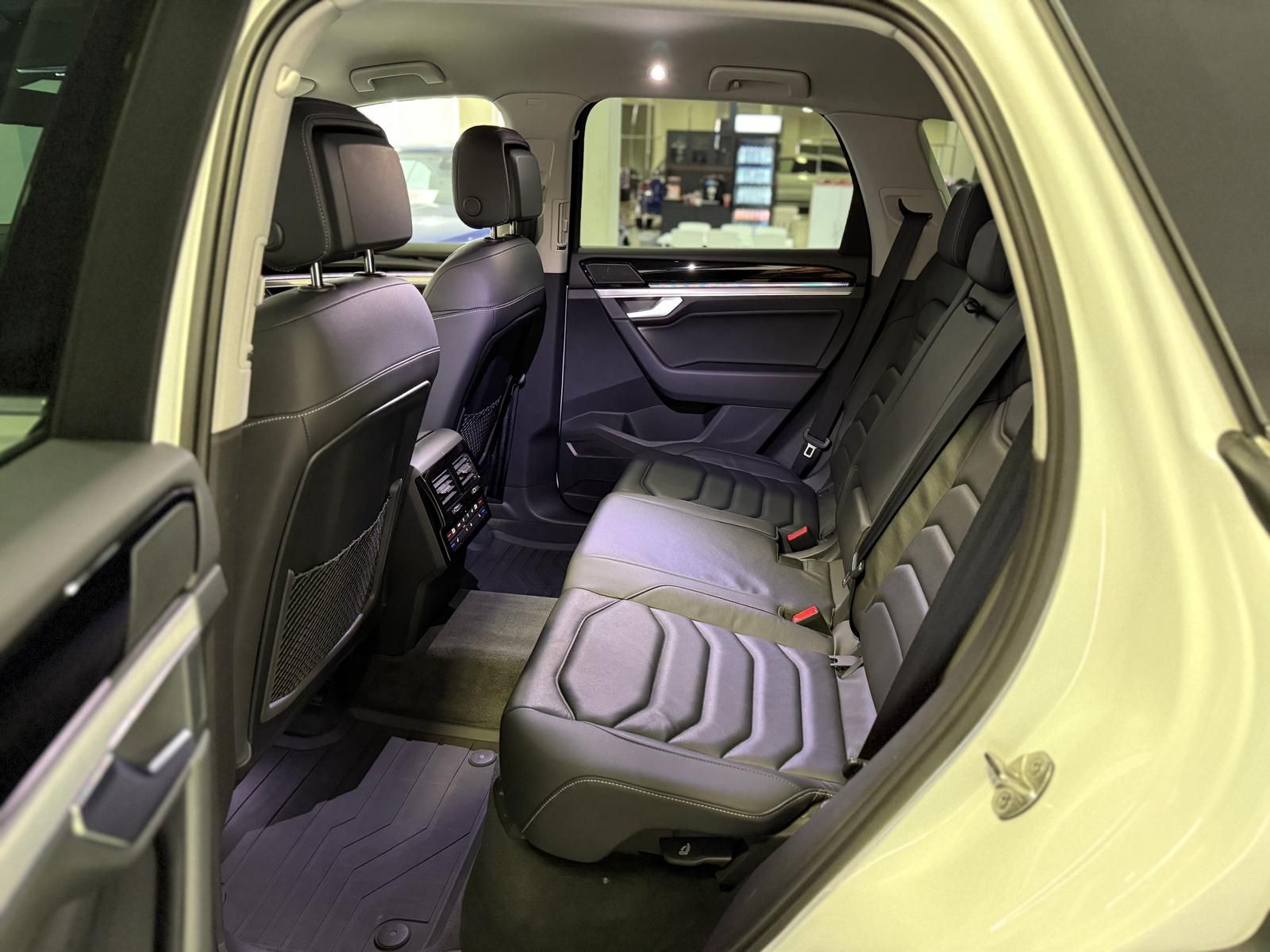Volkswagen Touareg Elegance 4Motion - Samsaru's Car Outlet