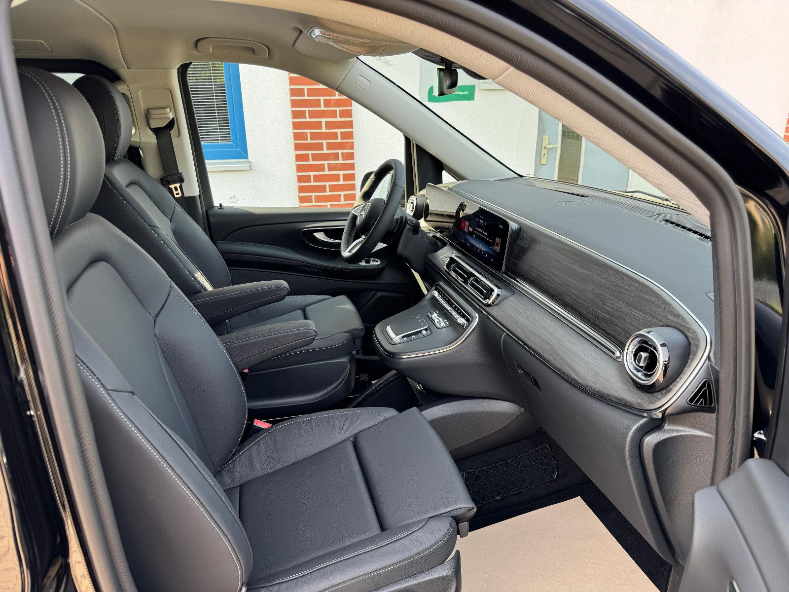 Mercedes-Benz V 300d AVANGARDE AMG - Samsaru's Car Outlet
