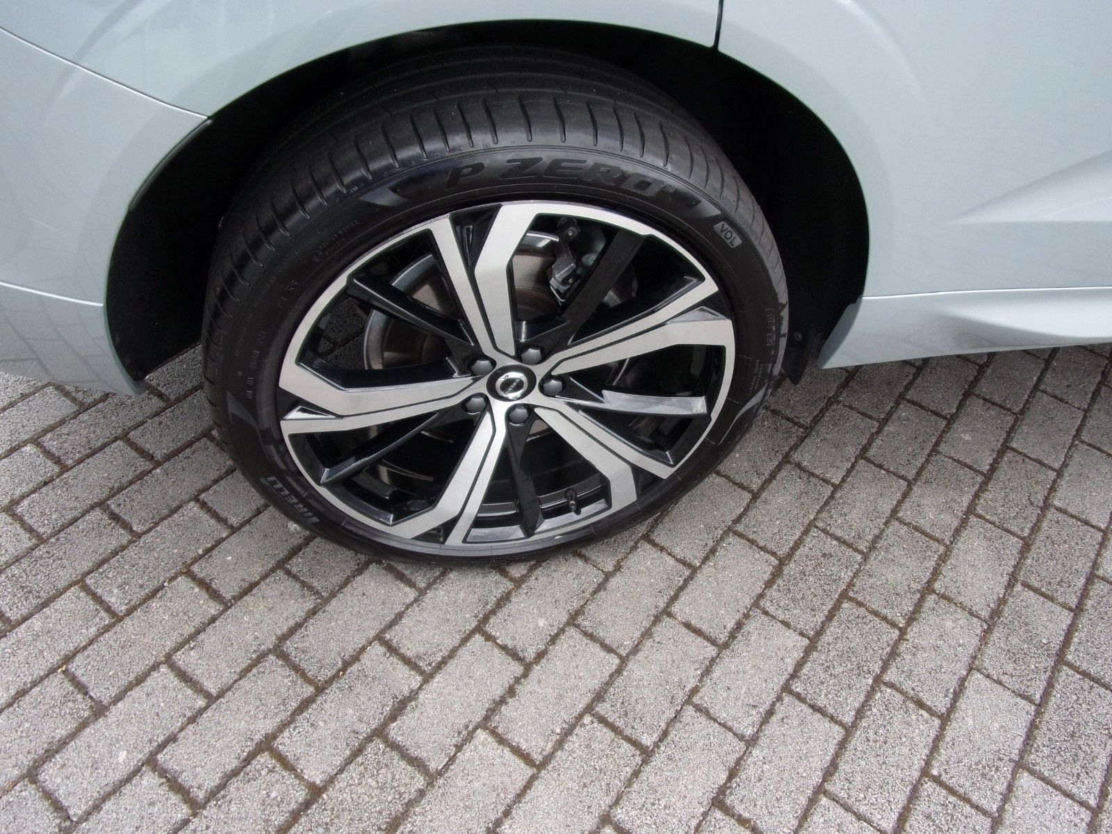 Volvo XC 60 B4 Plus Dark AWD - Samsaru's Car Outlet