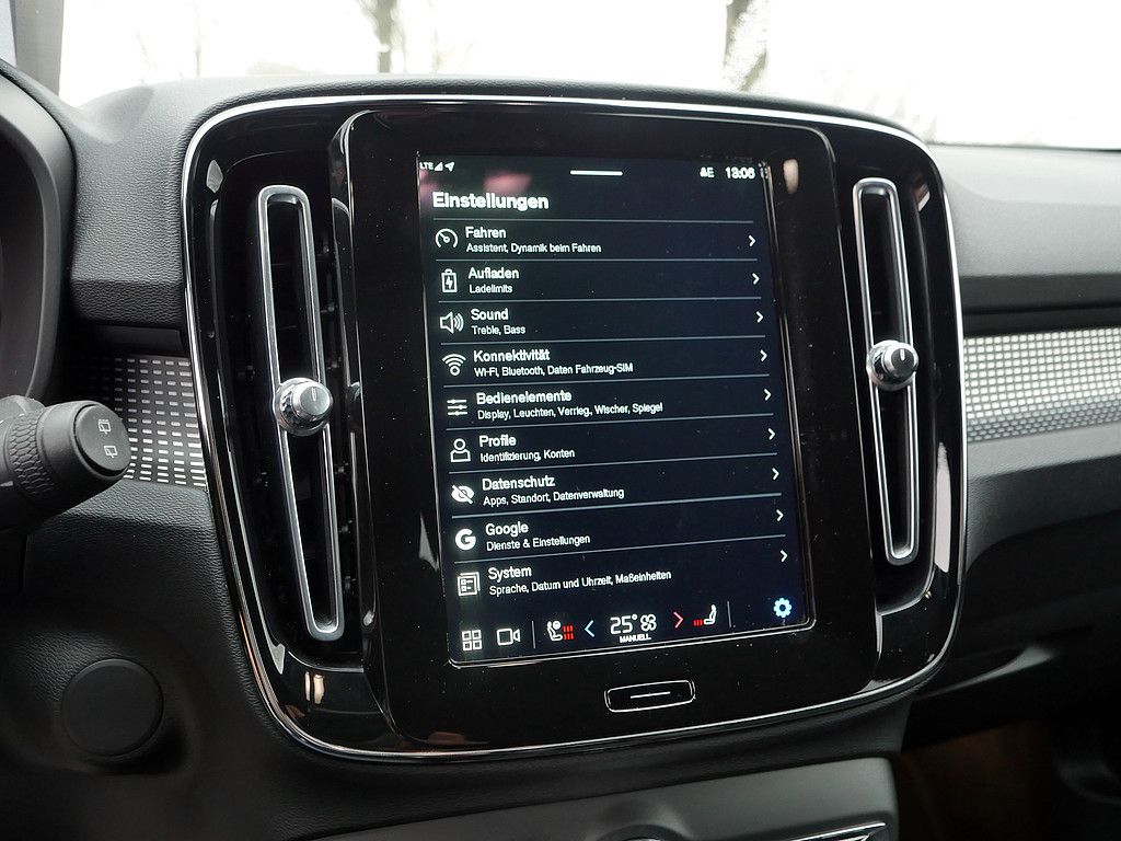Volvo XC40 Plus Recharge Pure Electric AHK