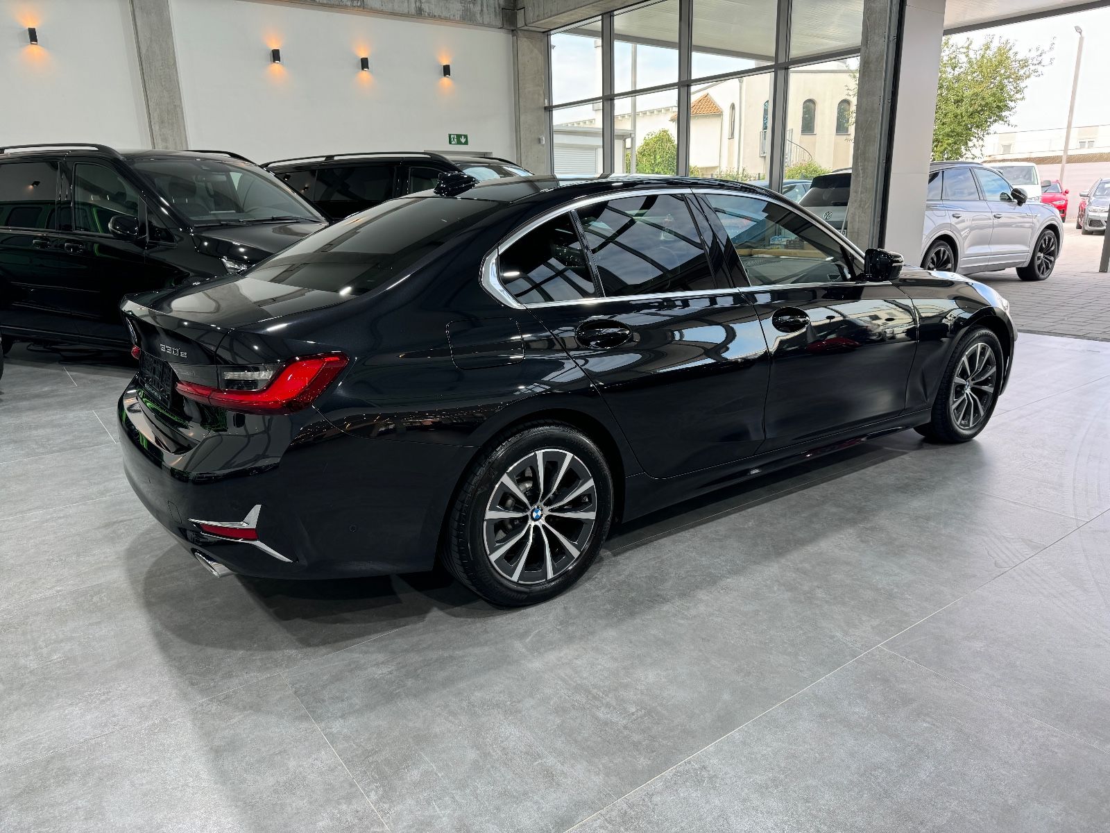BMW 330 e Luxury Line Individual - Samsaru's Car Outlet