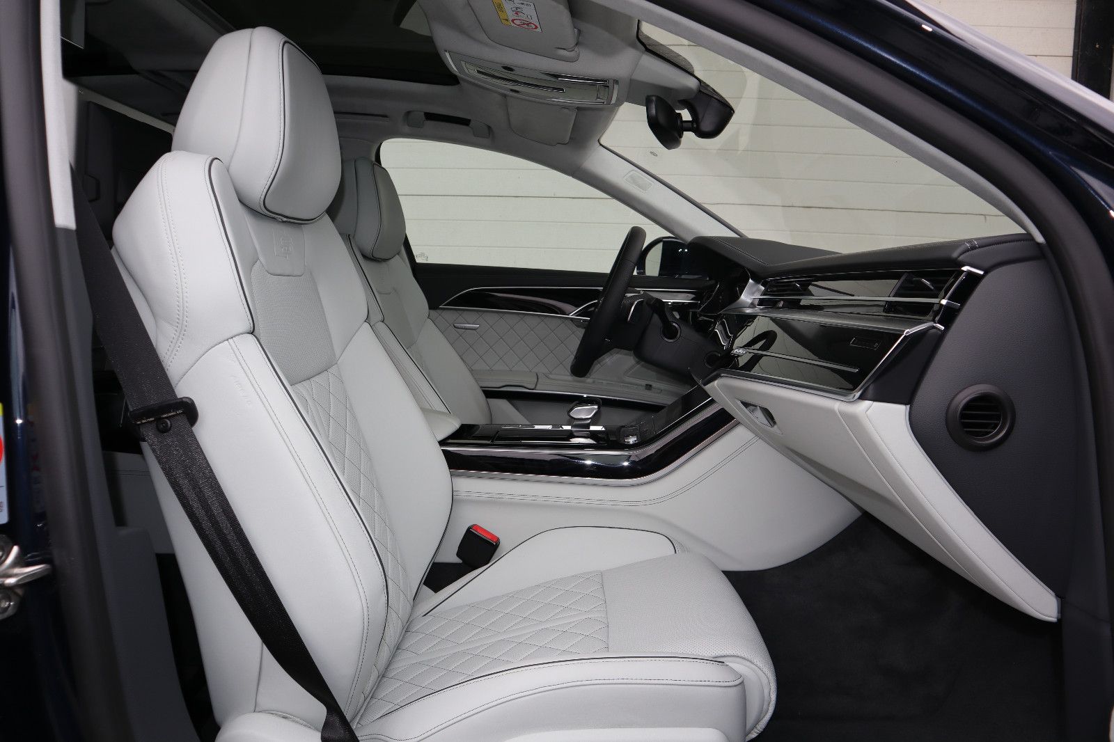 Audi A8L 60 TFSI e lang exclusive - Samsaru's Car Outlet