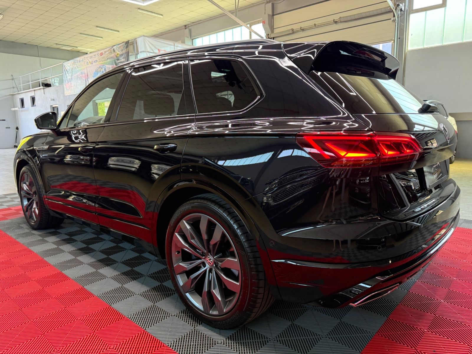 Volkswagen Touareg R-Line - Samsaru's Car Outlet