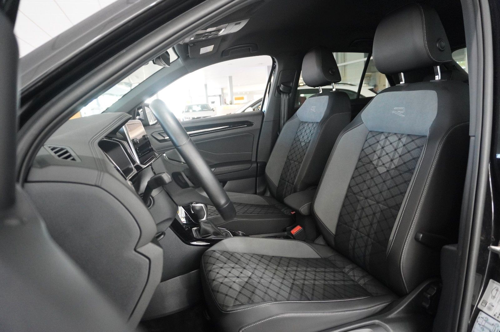 Volkswagen T-Roc 2.0D R-LINE 4MOTION - Samsaru's Car Outlet