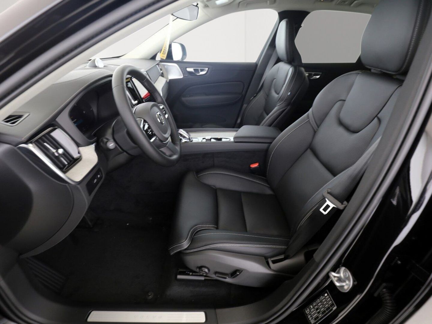Volvo XC60 T6 Ultra Dark Recharge Plug-In Hybrid AWD - Samsaru's Car Outlet
