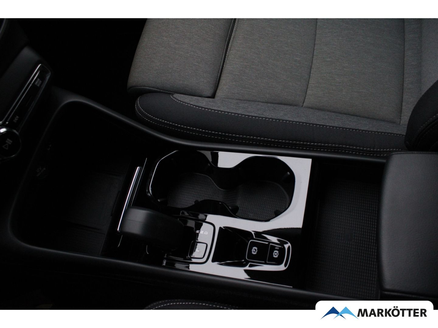 Volvo XC40 Plus Dark Recharge Plug-In Hybrid 2WD AHK