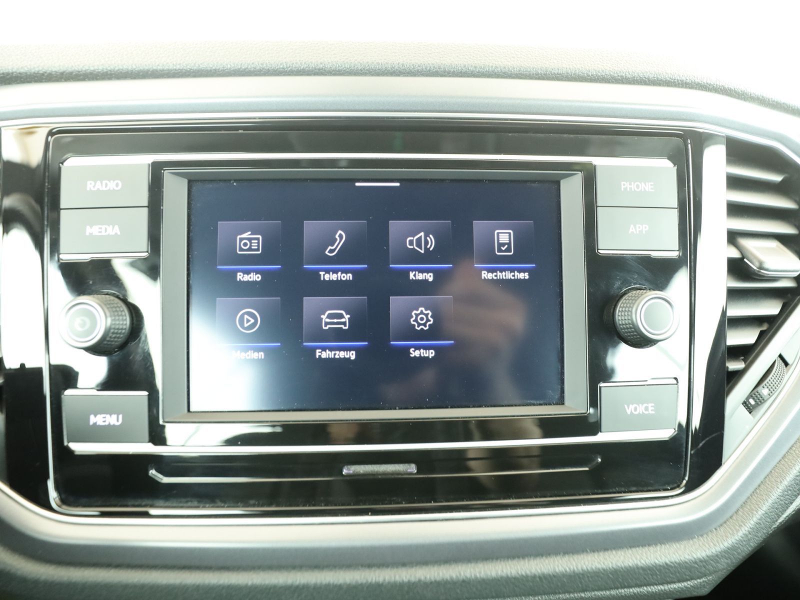 Volkswagen T-Roc 1.0 TSI Style - Samsaru's Car Outlet