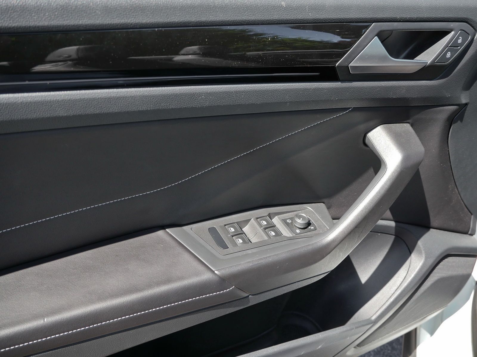 Volkswagen T-Roc TSI R-Line - Samsaru's Car Outlet