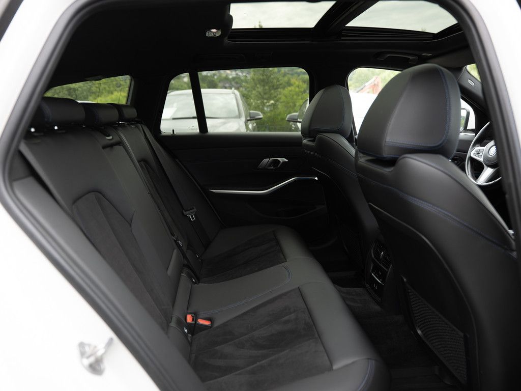 BMW 330e Touring xDrive M-Sport PANO AHK HUD LASER