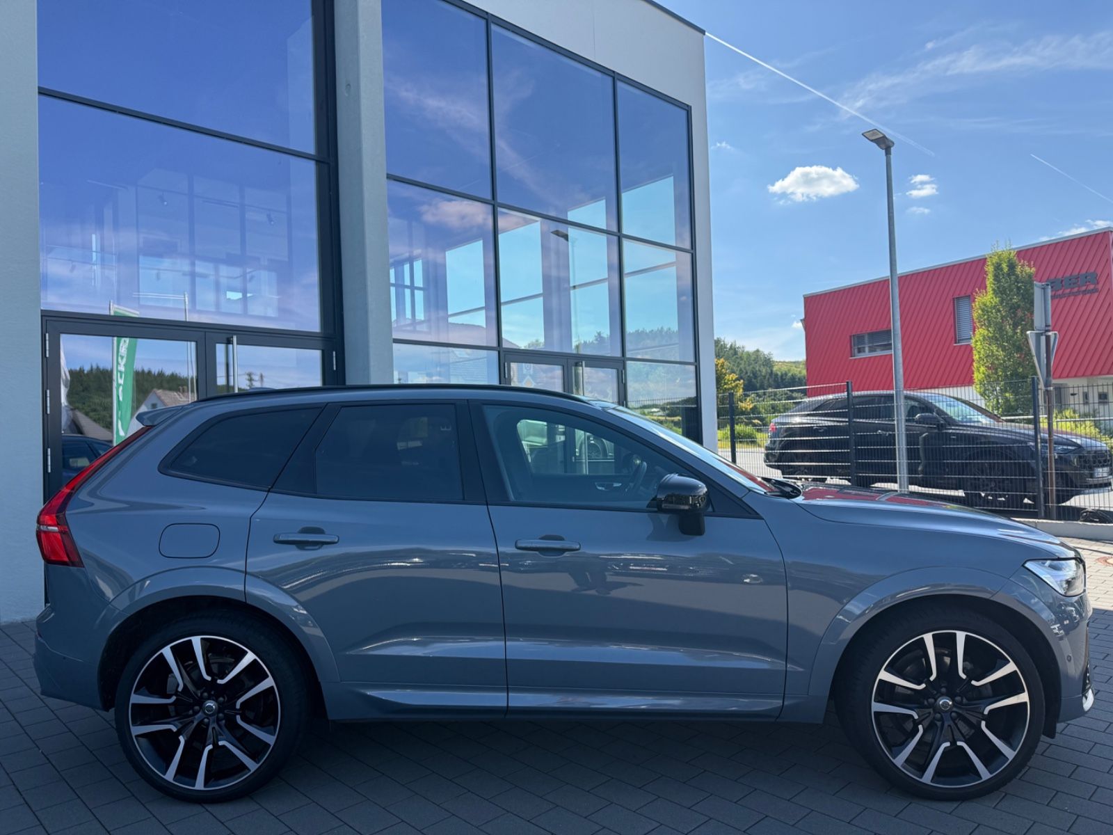 Volvo XC60 R-Design - Samsaru's Car Outlet