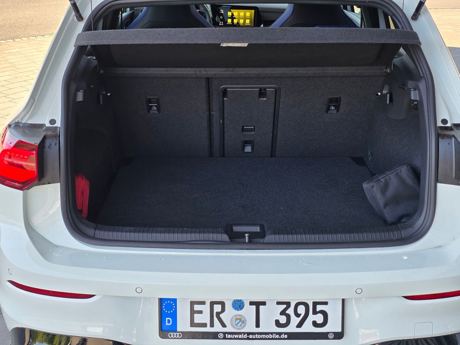 Volkswagen Golf VIII R 2.0 TSI DSG - Samsaru's Car Outlet