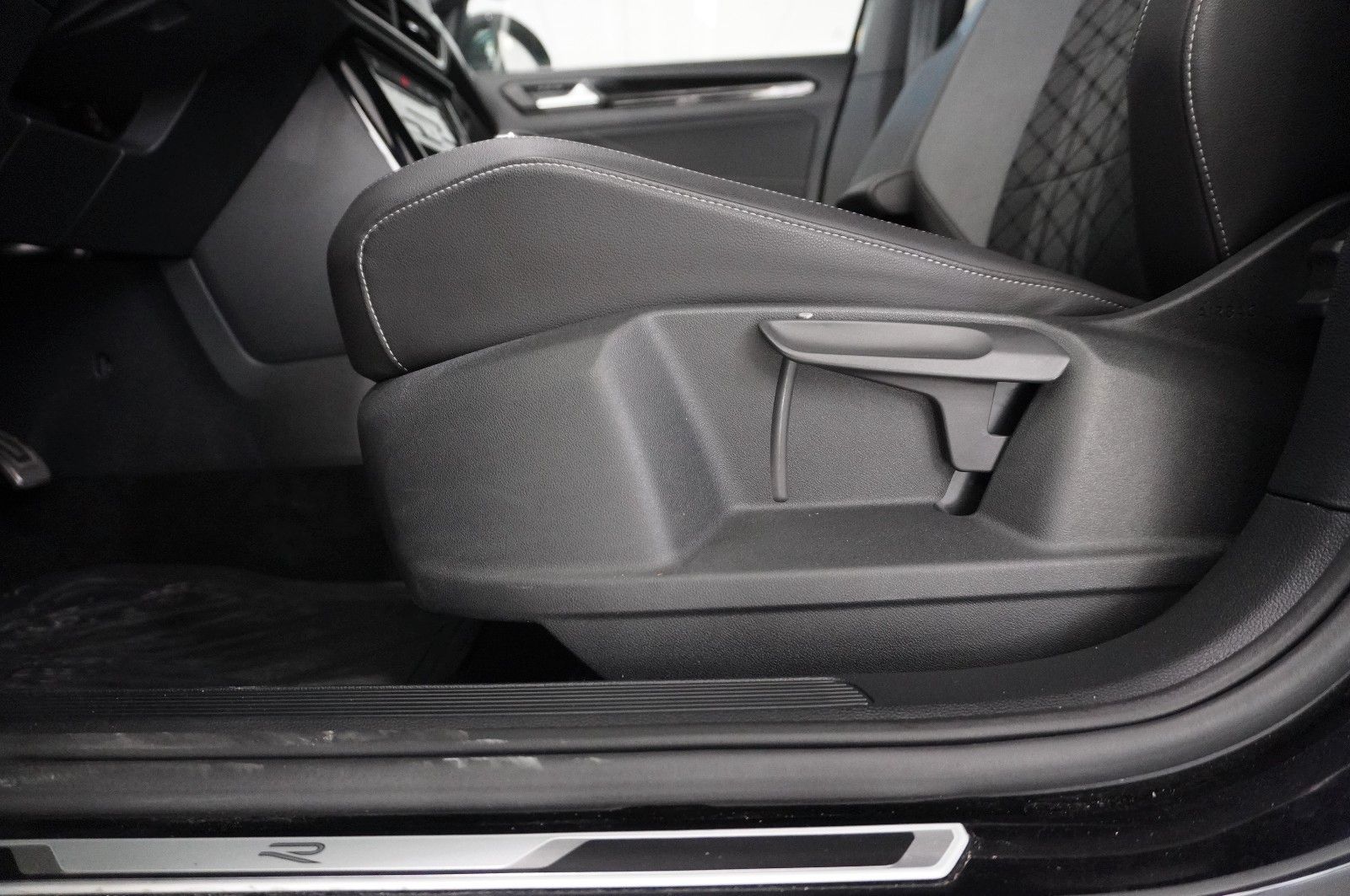 Volkswagen T-Roc 2.0D R-LINE 4MOTION - Samsaru's Car Outlet