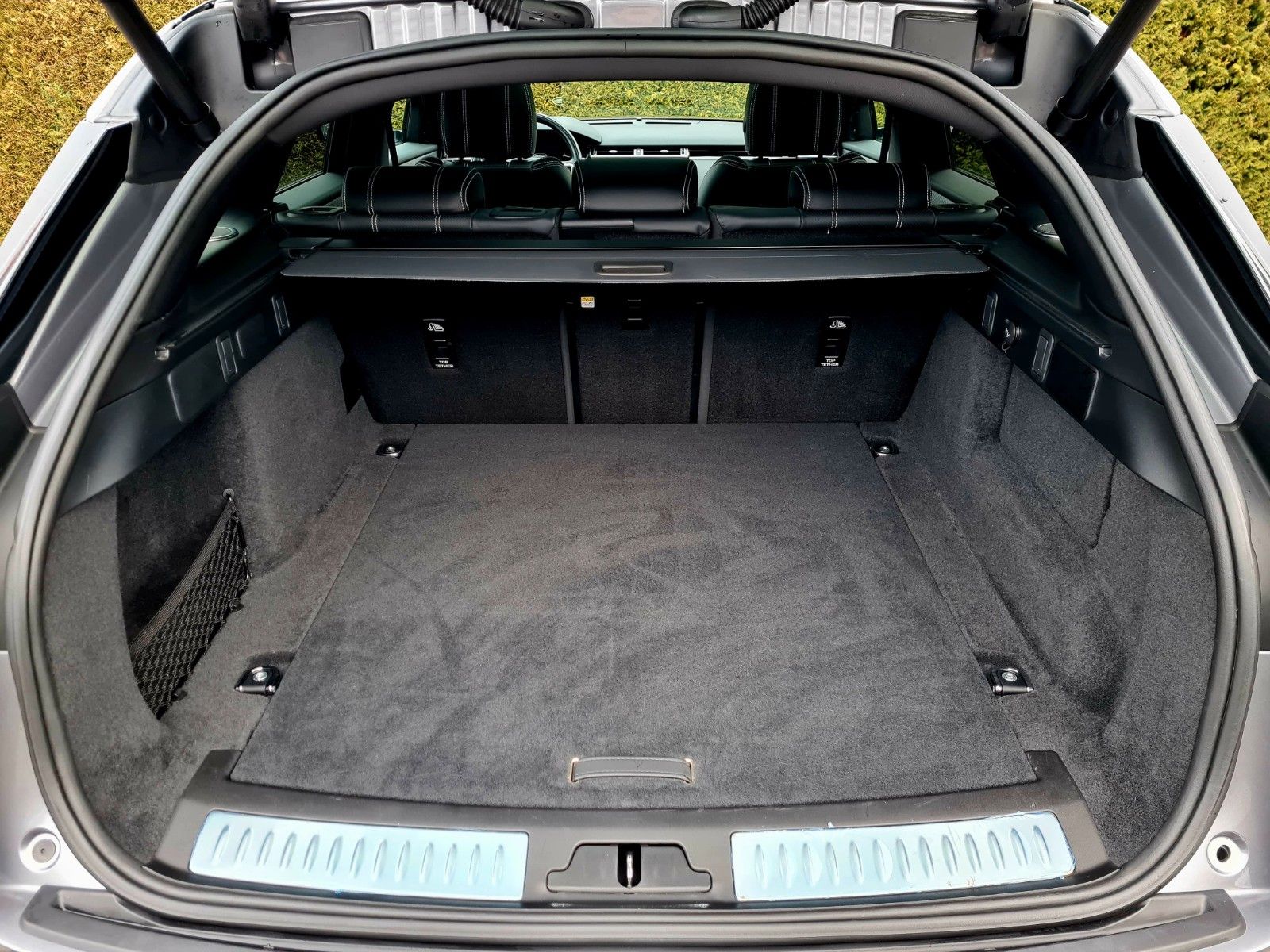 Range Rover Velar D300 R-Dynamic SE - Samsaru's Car Outlet