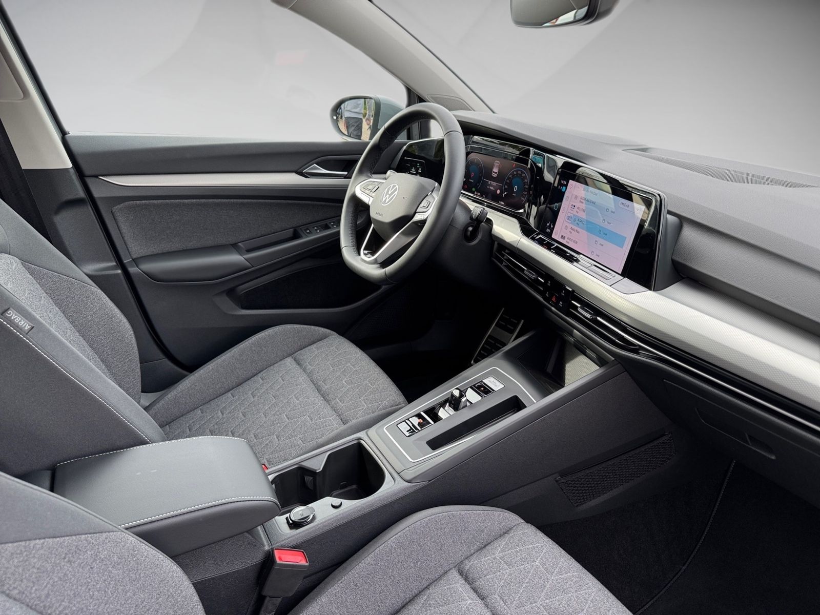 Volkswagen Golf VIII 2.0 TDI Move - Samsaru's Car Outlet
