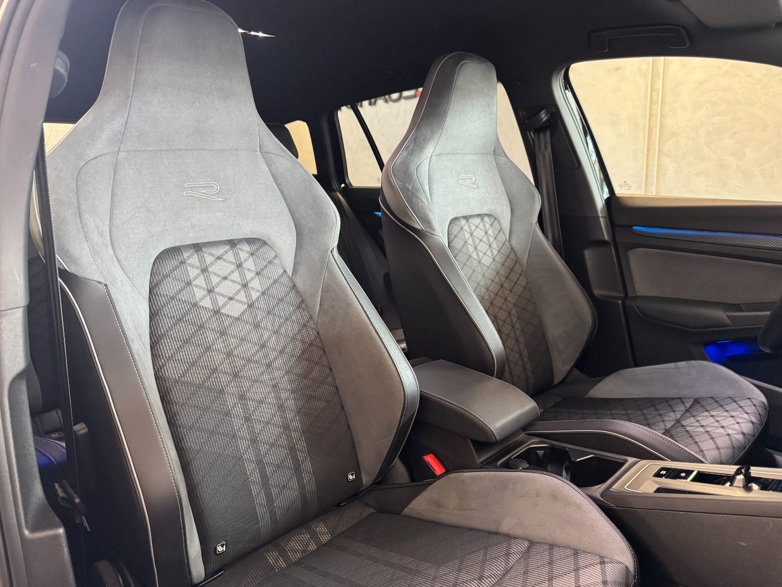 Volkswagen Golf VIII Variant R-Line - Samsaru's Car Outlet
