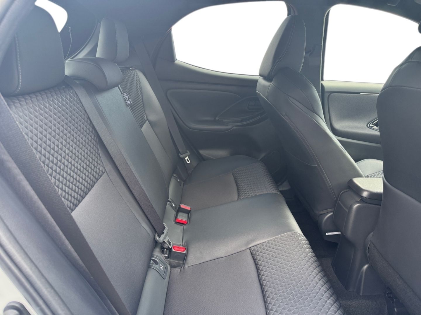 Toyota Yaris Hybrid 1.5 Style *HUD*Teilleder*SHZ*CAM*PD