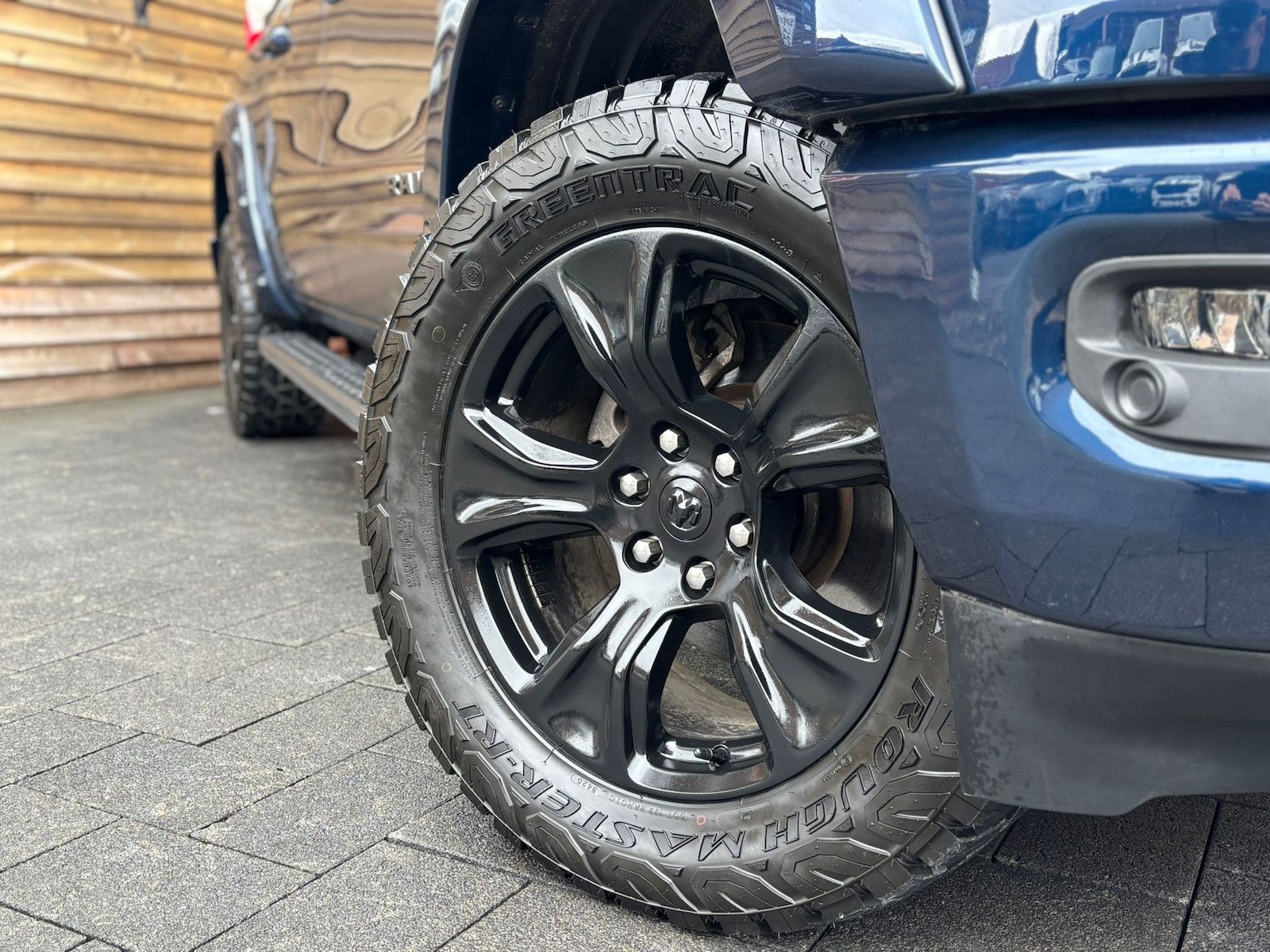 Dodge RAM 1500 Laramie 5,7L 4x4 AHK 12´´ LPG Bügel