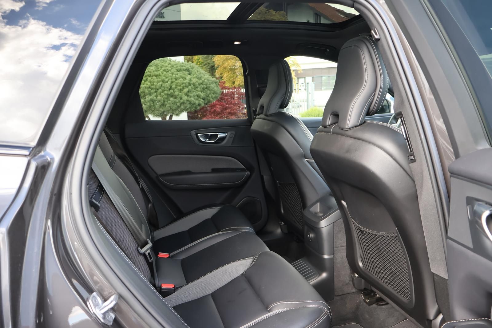 Volvo XC60  T8 AWD R Design Hybrid  Pano-AHK-FACELIFT