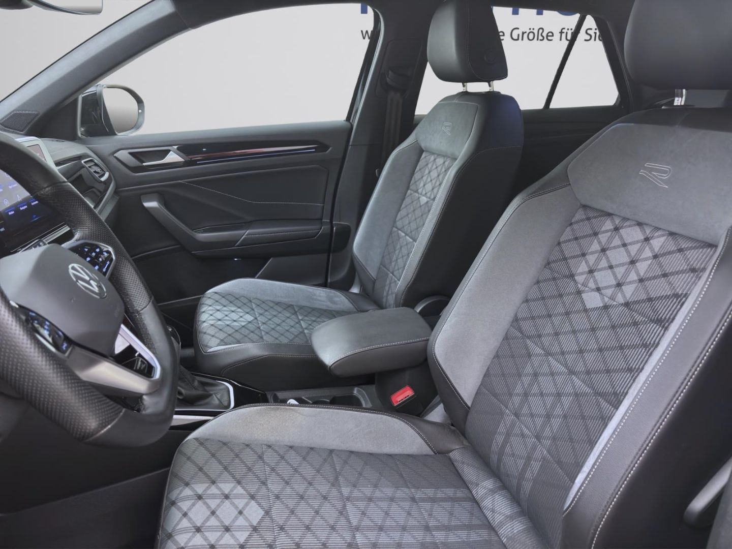 Volkswagen T-Roc 1.5 TSI DSG R-LINE - Samsaru's Car Outlet