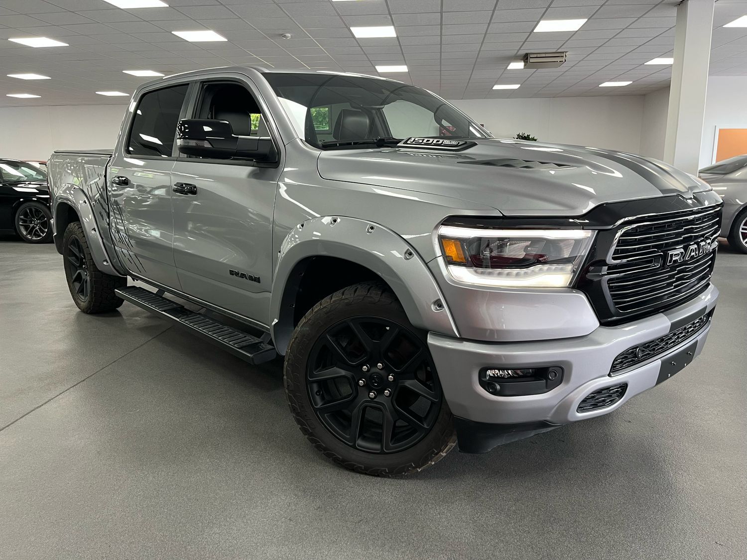 Dodge RAM 5,7l V8 *LARAMIE/12 Zoll Display/LED/AHK/SHZ