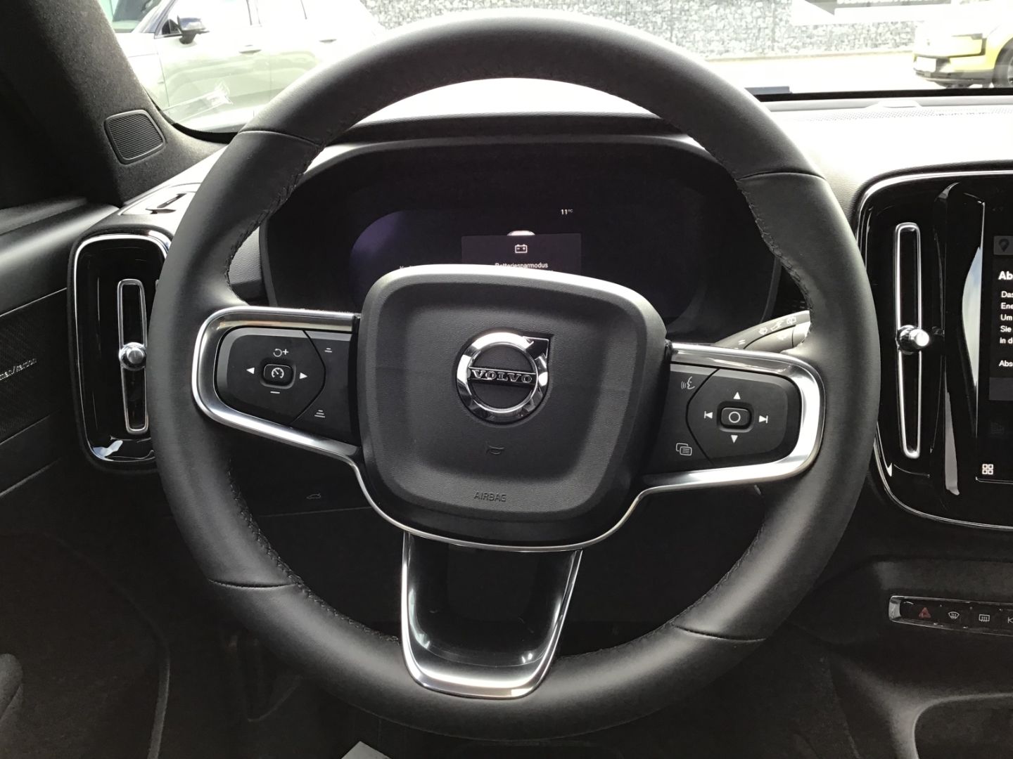 Volvo XC40 B3 Plus Dark - Samsaru's Car Outlet
