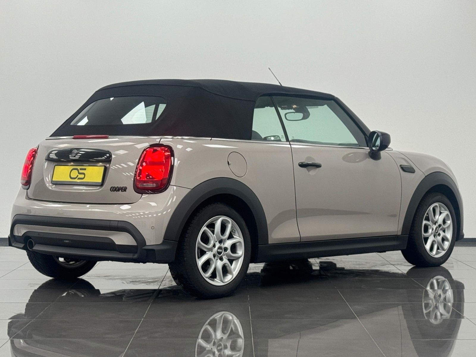 MINI Cabrio Cooper - Samsaru's Car Outlet