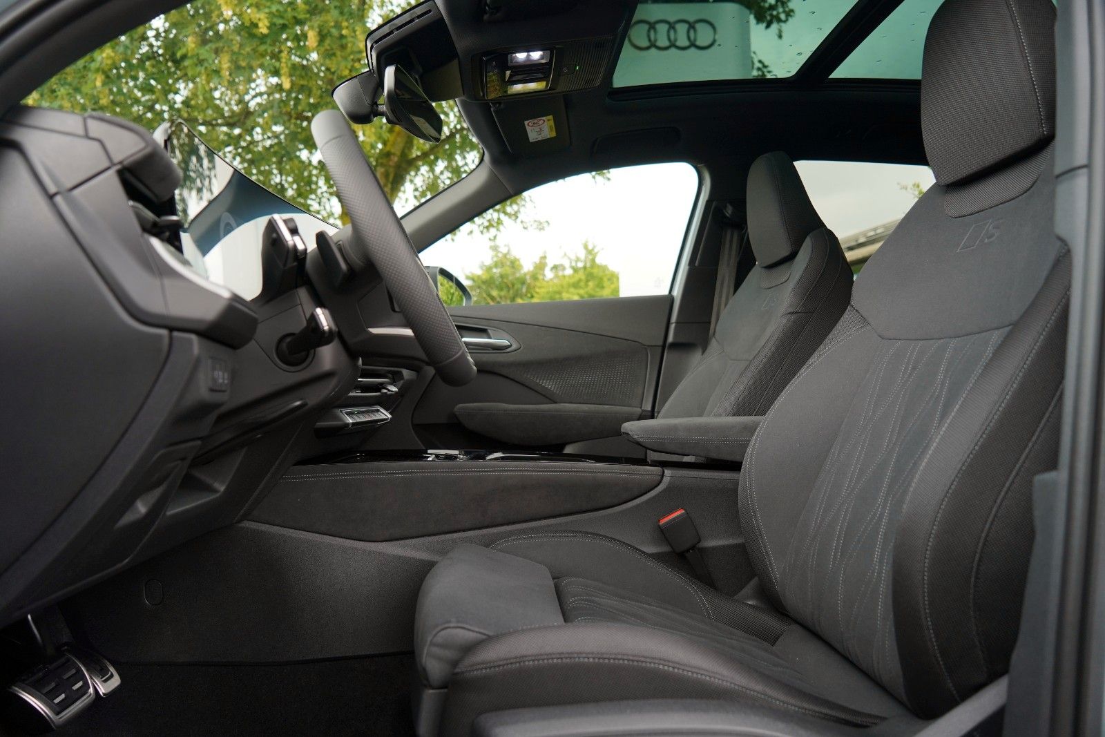 Audi Q3 SUV e-hybrid AHK S-LINE PANO TECH PRO MATRIX