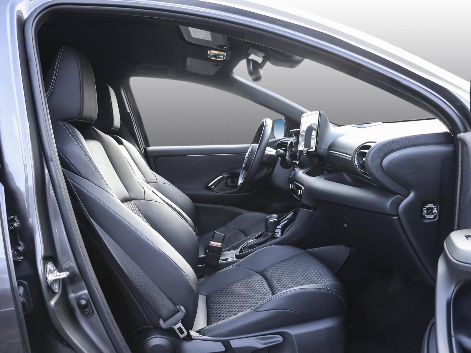 Toyota Yaris 1.5 Hybrid Style NAVI SHZ PDC KLIMA LM