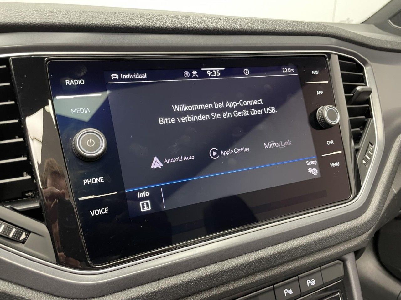 Volkswagen T-Roc 1.5 TSI DSG R-Line - Samsaru's Car Outlet