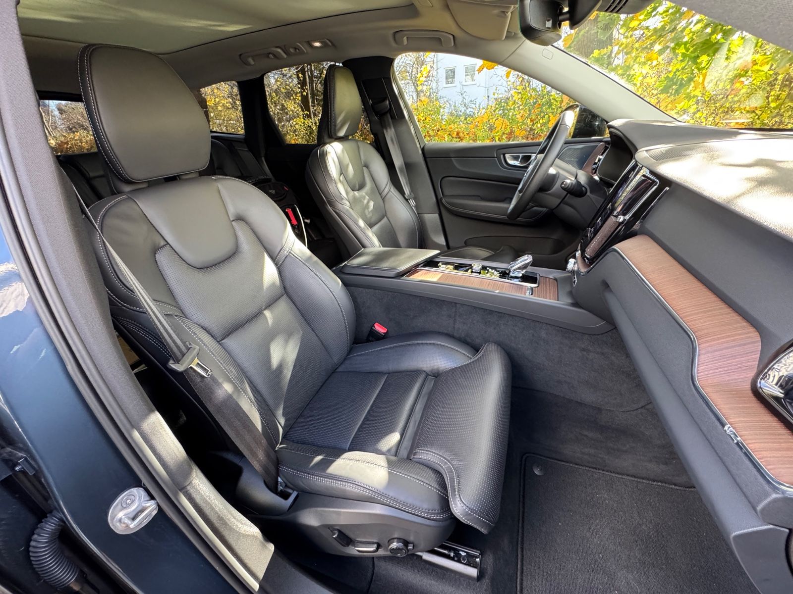 Volvo XC60 B4 PLUS DARK +PANO+GOOGLE+AHK+STANDHZG+1.HD