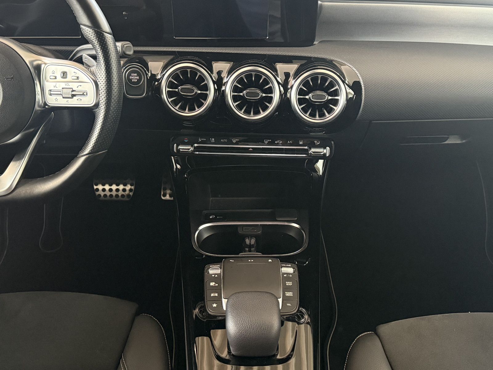 Mercedes-Benz A 250 e AMG-LINE - Samsaru's Car Outlet