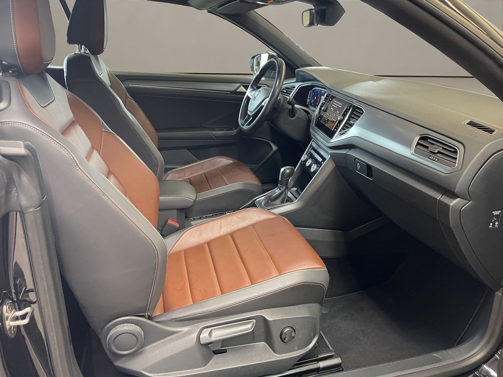 Volkswagen T-Roc 1.5 TSI Style - Samsaru's Car Outlet