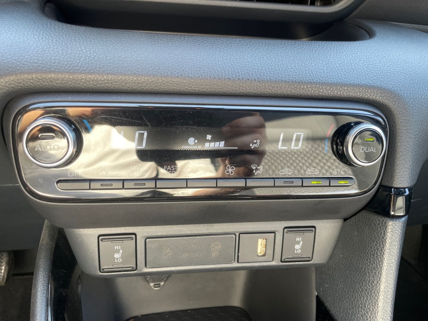 Toyota Yaris Hybrid 1.5 Style *LED*HUD*Navi*Teilleder*