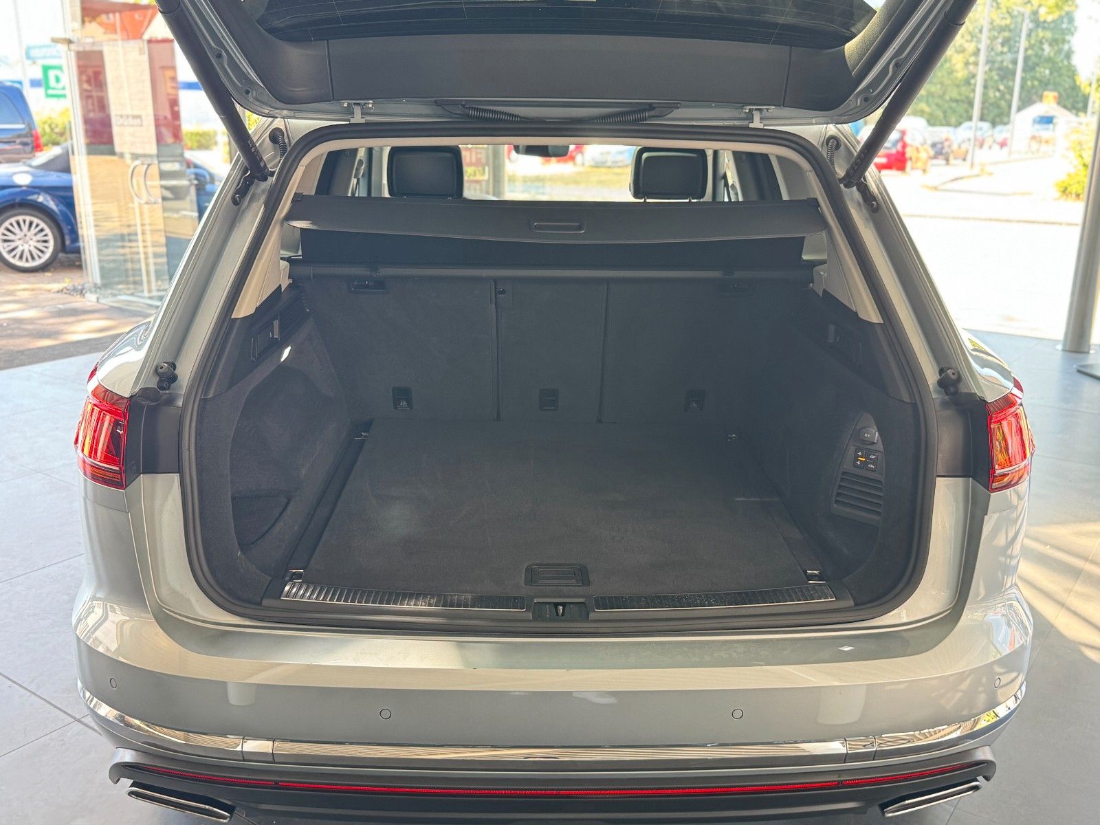 Volkswagen Touareg 3.0TDI Elegance 4Motion - Samsaru's Car Outlet