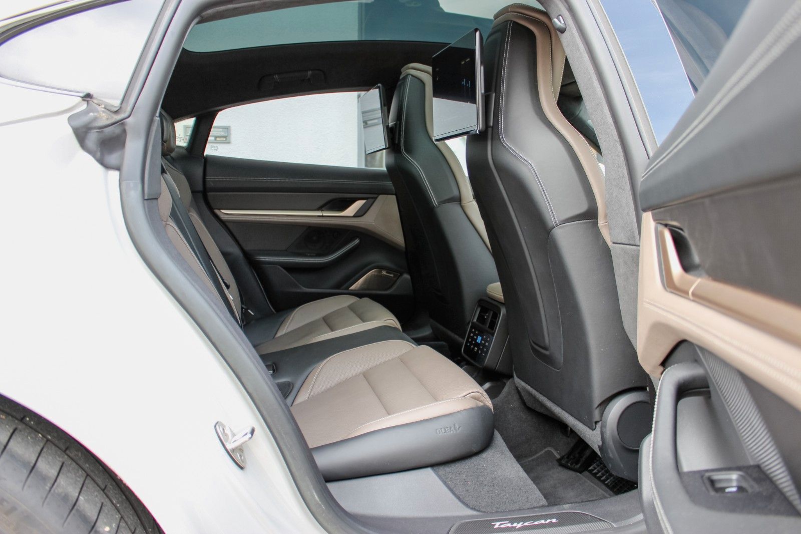 Porsche Taycan Turbo S / ENTERTAINMENT / BEIFAHRER DISP.