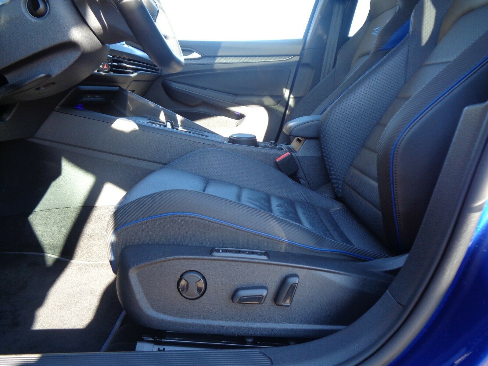 Volkswagen Golf VIII R 4Motion - Samsaru's Car Outlet