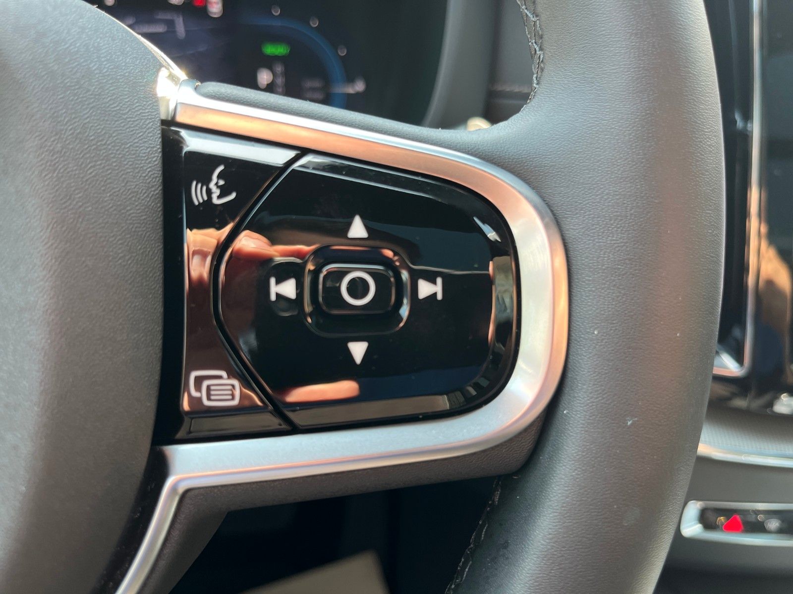 Volvo XC60 T6 Plug-in Hybrid ULTRA BLACK EDITION - Samsaru's Car Outlet