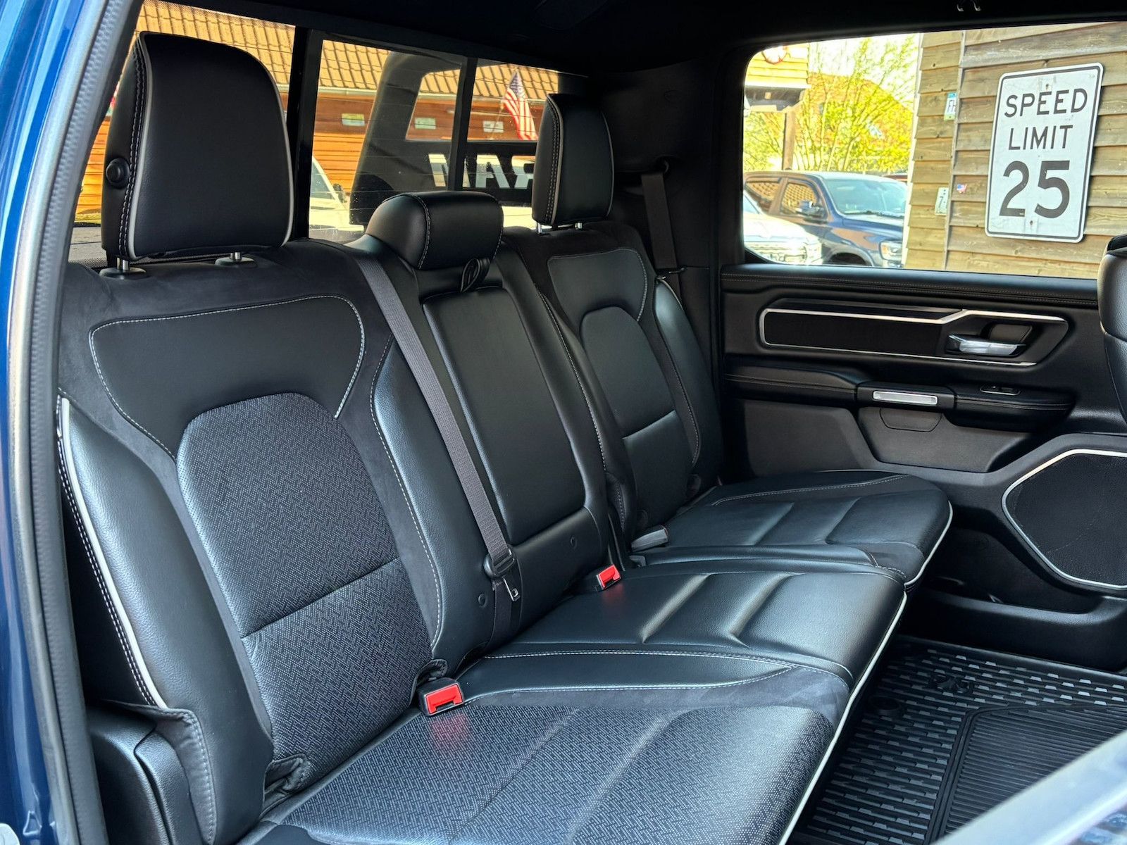 Dodge RAM 1500 Laramie 5,7L 4x4 AHK 12´´LED H&K LPG