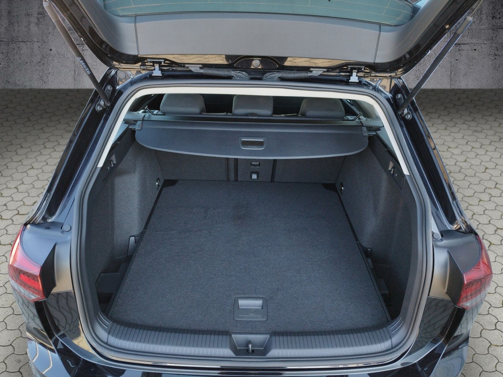 Volkswagen Golf VIII Variant Life 2.0 TDI DSG - Samsaru's Car Outlet