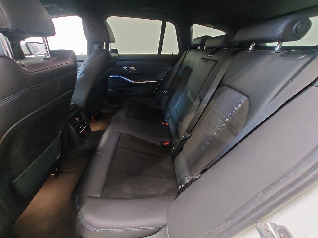 BMW 320 d xDrive M-SPORT - Samsaru's Car Outlet