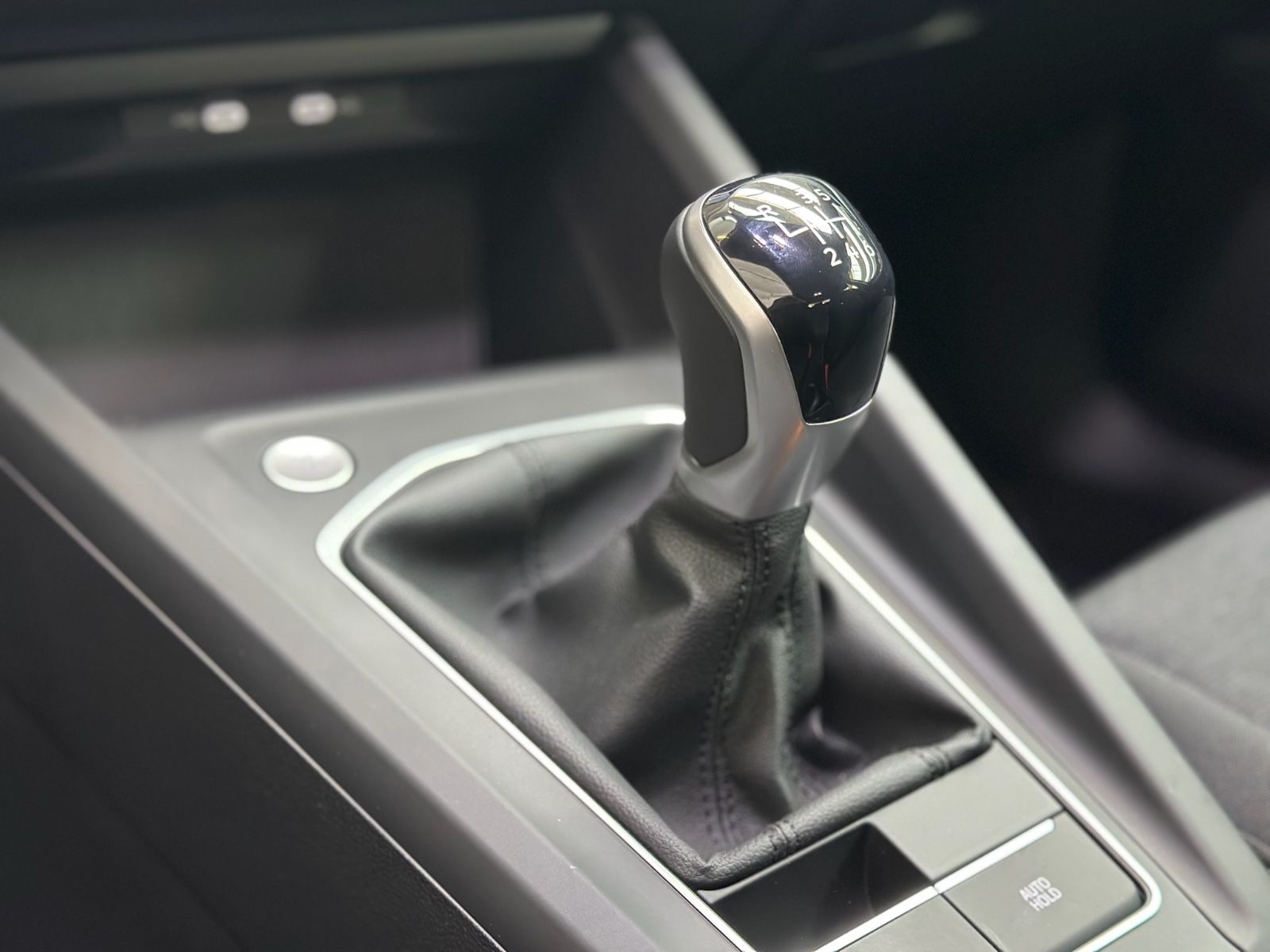 Volkswagen Golf 1.5 TSI Life - Samsaru's Car Outlet