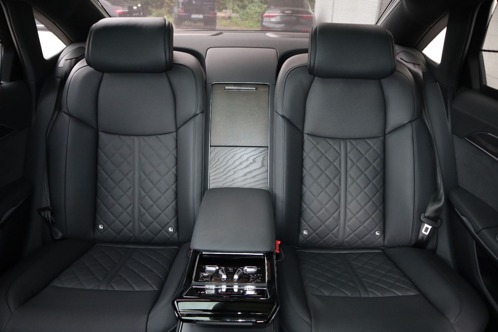 Audi A8L 60 TFSIe lang S-LINE - Samsaru's Car Outlet