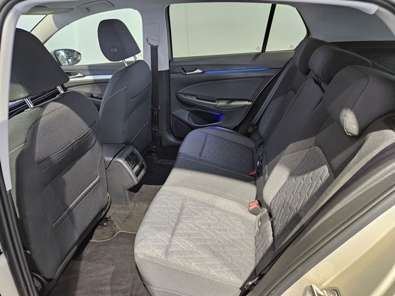 Volkswagen Golf 1.5 eTSI Move - Samsaru's Car Outlet