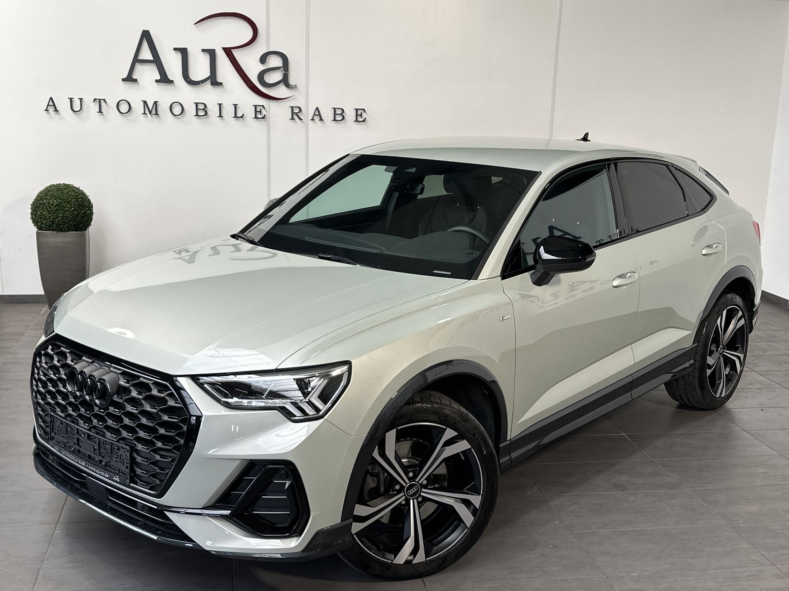 Audi Q3 SpB 40 TDI Qu S-Line Black - Samsaru's Car Outlet