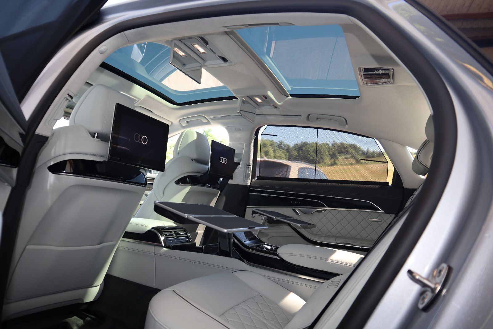 Audi A8L 60 TFSIe lang exclusive S-LINE - Samsaru's Car Outlet