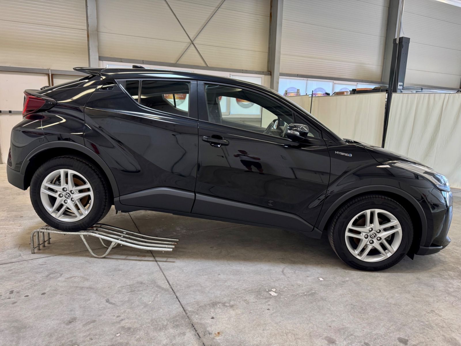 Toyota C-HR 2.0 Hybrid Business Edition - Samsaru's Car Outlet