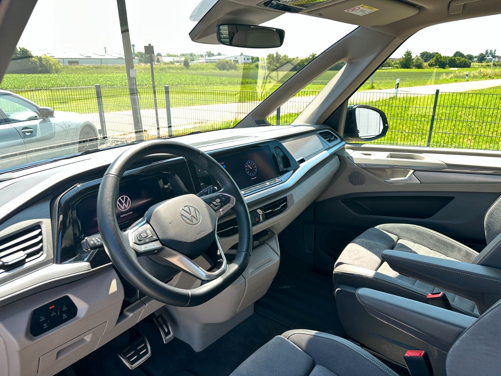 Volkswagen T7 Multivan 2.0 TDI - Samsaru's Car Outlet